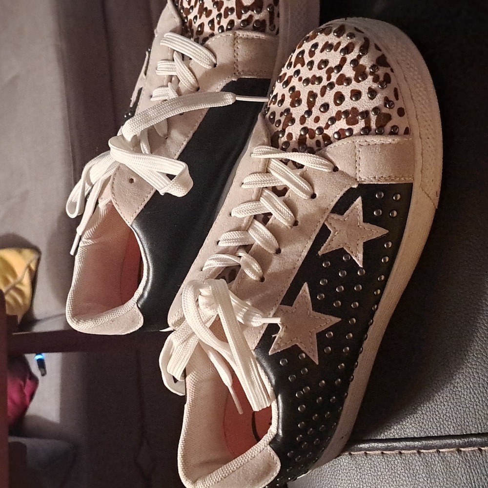 Shoes - Picture 2 of 4